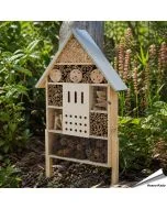 Helpt de nuttige insecten in je tuin met deze grote Insectenhotel ✔️ Vol met Natuurlijke materialen ✔️ Voor Lieveheersbeestjes, Vlinders, Solitaire Bijen en meer ✔️ Een must-have voor ieder met een hart voor de Tuin ➤ Koop nu in onze online shop!