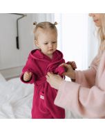Fuchsia baby badjas van 100% katoen voor 0 tot 12 maanden, maat 62 t/m 80. Zacht badjasje voor na het badderen en leuk als kraamcadeau.