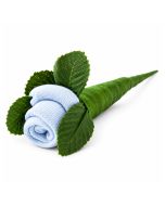 Babyblooms Baby Rosebud met lichtblauwe babysokjes in de vorm van een roos. Origineel kraamcadeau voor geboorte, babyshower of een mooie kraammand.