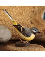 Houtgesneden vogel in de vorm van een Grote gele kwikstaart is een mooie decoratie waar het hele gezin dol op zal zijn ✔️ Levensecht vorm- en kleur gegeven model ➤ Koop nu online bij Hoezo-Kado