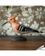 Ontdek de DecoBird Euraziatische Hop van Wildlife Garden, een handgesneden houten vogel met opvallende kuif, lange snavel en contrastrijke vleugeltekening.