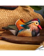 Houtgesneden vogel in de vorm van een Mandarijneend is een mooie decoratie waar het hele gezin dol op zal zijn ✔️ Levensecht vorm- en kleur gegeven model ➤ Koop nu online bij Hoezo-Kado