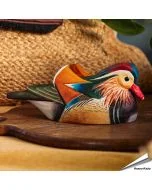 Houtgesneden vogel in de vorm van een Mandarijneend is een mooie decoratie waar het hele gezin dol op zal zijn ✔️ Levensecht vorm- en kleur gegeven model ➤ Koop nu online bij Hoezo-Kado