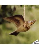 DecoBird Vliegende Veldleeuwerik van hout met uitgespreide vleugels en ophanging ✓ Decoratieve hangvogel voor binnen ✓ Verkrijgbaar bij Hoezo-Kado