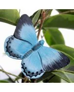 DecoButterfly Boomblauwtje van Wildlife Garden als houten vlinderdecoratie tussen groene bladeren, met lichtblauwe vleugels, zwarte vleugelpunten en donkere stippen.