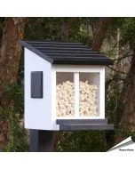 Ekorrmatare wit van Wildlife Garden. Houten eekhoornvoederhuisje voor noten, zaden en eekhoornvoer met transparant reservoir en zwart klepdeksel.