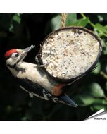 Halve kokosnoot gevuld met meelwormen ✔️ Hoogwaardige energiebron voor wilde vogels ✔️ Eenvoudig op te hangen dankzij het touwtje ✔️ Het hele jaar door te gebruiken ➤ Bestel nu online bij Hoezo-Kado