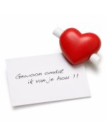 Blanco rood houten hartje met papierrolletje voor je eigen boodschap. Persoonlijk klein cadeau voor liefde, succes, dankbaarheid of zomaar.