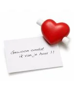 Blanco rood houten hartje met papierrolletje voor je eigen boodschap. Persoonlijk klein cadeau voor liefde, succes, dankbaarheid of zomaar.