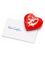 Rood houten hartje met papierrolletje voor je eigen boodschap. Inclusief magneet en verzendenvelop. Klein persoonlijk cadeau om te zeggen: ik denk aan jou.