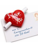 Houten I Love You hartje met verborgen papierrolletje voor je eigen liefdesboodschap. Klein persoonlijk cadeau van ca. 40 x 40 mm.