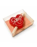 Rood houten hartje Succes met papierrolletje voor je eigen boodschap. Persoonlijk succes cadeau voor examen, sollicitatie, nieuwe baan of andere uitdaging.