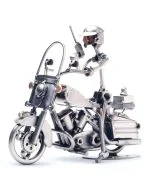 Handgemaakte Hinz & Kunst sculptuur van een motoragent op politiemotor met portofoon, koplamp en zijkoffers. Bijzonder cadeau voor politieagent of motorrijder.