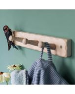 Houten wandkapstok met drie knoppen en een handgesneden boerenzwaluw. Van grenenhout, handbeschilderd en geschikt voor hal, keuken en slaapkamer.