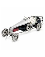 Metalen flessenhouder in de vorm van een klassieke Franse raceauto met spaakwielen en open cockpit. 43 x 13 x 14 cm. Origineel wijncadeau.