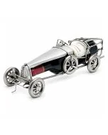 Metalen flessenhouder in de vorm van een klassieke Franse raceauto met spaakwielen en open cockpit. 43 x 13 x 14 cm. Origineel wijncadeau.