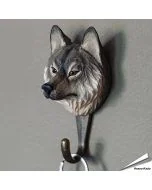 Kledinghaak - Europese wolf ✔️ Hoogwaardig hout en met de hand beschilderd ✔️ Handgemaakt, milieuvriendelijk ✔️ Maximaal draagvermogen: 10 kg ➤ Bestel op Hoezo-Kado