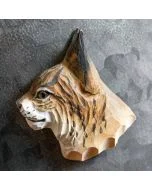 Houten koelkastmagneet Lynx van Wildlife Garden met spitse oren, zwarte oorpluimen en gevlekte bruinbeige vacht, bevestigd op een donkergrijze metalen ondergrond.