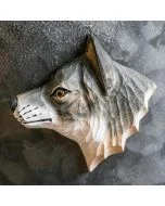 Houten koelkastmagneet Grijze Wolf van Wildlife Garden met grijsbruine vacht, spitse oren en witte snuit, bevestigd op een donkergrijze metalen ondergrond.