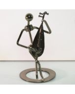 Metalen muzikant met snaarinstrument van ca. 15,5 cm hoog. Compact decoratief muziekbeeldje en origineel cadeau voor muziekliefhebbers.