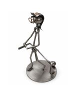 Metalen sculptuur van een brandweerman met helm, brandslang, straalpijp en brandkraan. Ca. 17,5 cm hoog. Origineel cadeau voor brandweer en vrijwilligers.