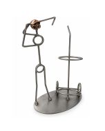 Metalen sculptuur van een golfer in slaghouding met flessenhouder. Geschikt voor flessen met ca. 7,2 cm diameter. Hoogte ca. 27,5 cm. Origineel cadeau voor golfers.