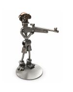 Metalen sculptuur van een sportschutter met lang geweer in richtpositie. Ca. 19 cm hoog. Origineel cadeau voor schutter of schietvereniging.