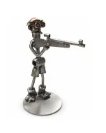 Metalen sculptuur van een sportschutter met lang geweer in richtpositie. Ca. 19 cm hoog. Origineel cadeau voor schutter of schietvereniging.