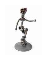 Metalen sculptuur van een voetballer met bal in een actieve speelhouding. Ca. 18,5 cm hoog. Origineel cadeau voor voetballer, trainer of voetbalfan.