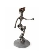 Metalen sculptuur van een voetballer met bal in een actieve speelhouding. Ca. 18,5 cm hoog. Origineel cadeau voor voetballer, trainer of voetbalfan.
