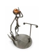 Metalen sculptuur van een zakenman met aktetas voor visitekaartjes en houder voor telefoon, memo’s of kleine bureau-items. Ca. 16 cm hoog.