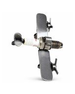 Airplane Sparkplug: origineel metalen vliegtuigje opgebouwd rond een bougie, met vleugels, propellers en staartvlak. Ca. 11 x 7 x 4,5 cm.