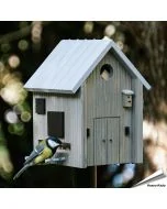 Multiholk Modern Nordic van Wildlife Garden ✔️ Nestkast en voederhuis in 1 ✔️ Voor kleine tuinvogels ✔️ Geïnspireerd op Scandinavische architectuur ➤ Bestel bij Hoezo-Kado