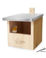 Roodborstje in de nestkast. Nestkast halfholten voor roodborstjes in vogeltuin