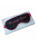Zwart slaapmasker met roze “Private Time” borduring en roze rand. Nylon oogmasker van ca. 185 x 70 mm voor rustmomenten thuis of onderweg.