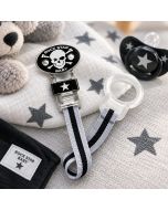 Koop de Rock Star Baby speenclip Pirate met schedelopdruk, sterdetail en zwart-wit lint. Gemaakt van kunststof en nylon in grijs, wit en zwart.