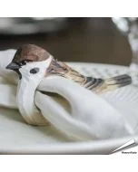 Handgesneden houten Servetring Ringmus van Wildlife Garden met kastanjebruine kruin, witte wangen en donkere wangvlek voor de tafeldecoratie.