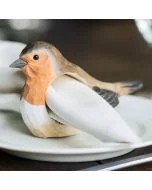Versier je eettafel op met deze handgesneden servetring in de vorm van een roodborstje.
