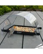 Grondvoedertafel met regenkuppel voor wilde vogels ✔️ Robuuste metalen constructie ✔️ Stevig, transparant dak ✔️ Voor merel, roodborst & Co. ➤ Bestel nu online op Hoezo-Kado