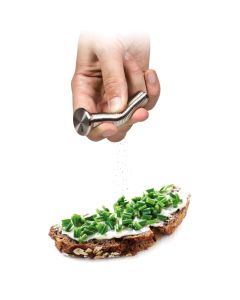 Biegsie peper- en zoutstel met 2 zilverkleurige metalen strooiers. Buig om peper of zout te doseren en eenvoudig navulbaar via de schroefkop.