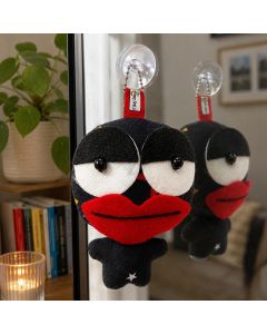 Unieke Crazy Doll met zuignap, rode lippen en sterrenprint. Ca. 8,5 x 12,5 cm. Opvallende decoratie voor raam of spiegel. Slechts 1 exemplaar.