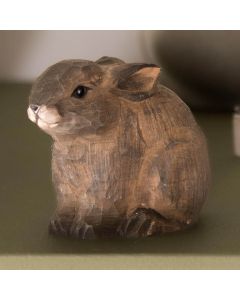 DecoAnimal Baby Konijn van Wildlife Garden, een bruin houten konijnenbeeld met grote liggende oren, zwarte glanzende ogen, lichte snuit en kleine voorpootjes.