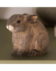 DecoAnimal Baby Konijn van Wildlife Garden, een bruin houten konijnenbeeld met grote liggende oren, zwarte glanzende ogen, lichte snuit en kleine voorpootjes.