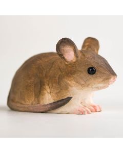 DecoAnimal Muis van Wildlife Garden, een bruin houten muizenbeeld met grote ronde oren, zwarte glanzende ogen, roze neus, witte buik en lange staart.