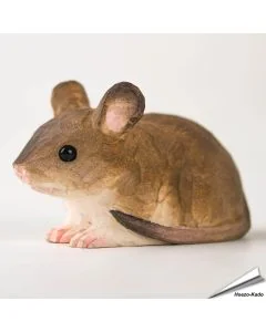 DecoAnimal Muis van Wildlife Garden, handgesneden houten dierenbeeld met natuurgetrouwe vormgeving, grote ronde oren, lichte buik en spitse snuit.
