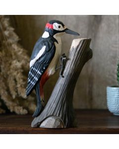 Onder de naam DecoBird - Grote bonte specht presenteren wij een serie van ambachtelijk vormgegeven houten vogels.
