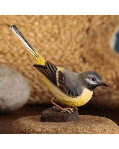 Houtgesneden vogel in de vorm van een Grote gele kwikstaart is een mooie decoratie waar het hele gezin dol op zal zijn ✔️ Levensecht vorm- en kleur gegeven model ➤ Koop nu online bij Hoezo-Kado