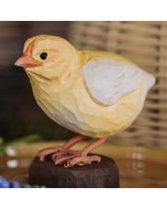 Handgesneden houten DecoBird kuiken van Wildlife Garden. Charmante gele paas- en voorjaarsdecoratie van ca. 8 cm. Bekijk het bij Hoezo-Kado.