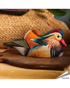 Houtgesneden vogel in de vorm van een Mandarijneend is een mooie decoratie waar het hele gezin dol op zal zijn ✔️ Levensecht vorm- en kleur gegeven model ➤ Koop nu online bij Hoezo-Kado