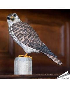 Houtgesneden vogel in de vorm van een Smelleken is een mooie decoratie waar het hele gezin dol op zal zijn ✔️ Levensecht vorm- en kleur gegeven model ➤ Koop nu online bij Hoezo-Kado